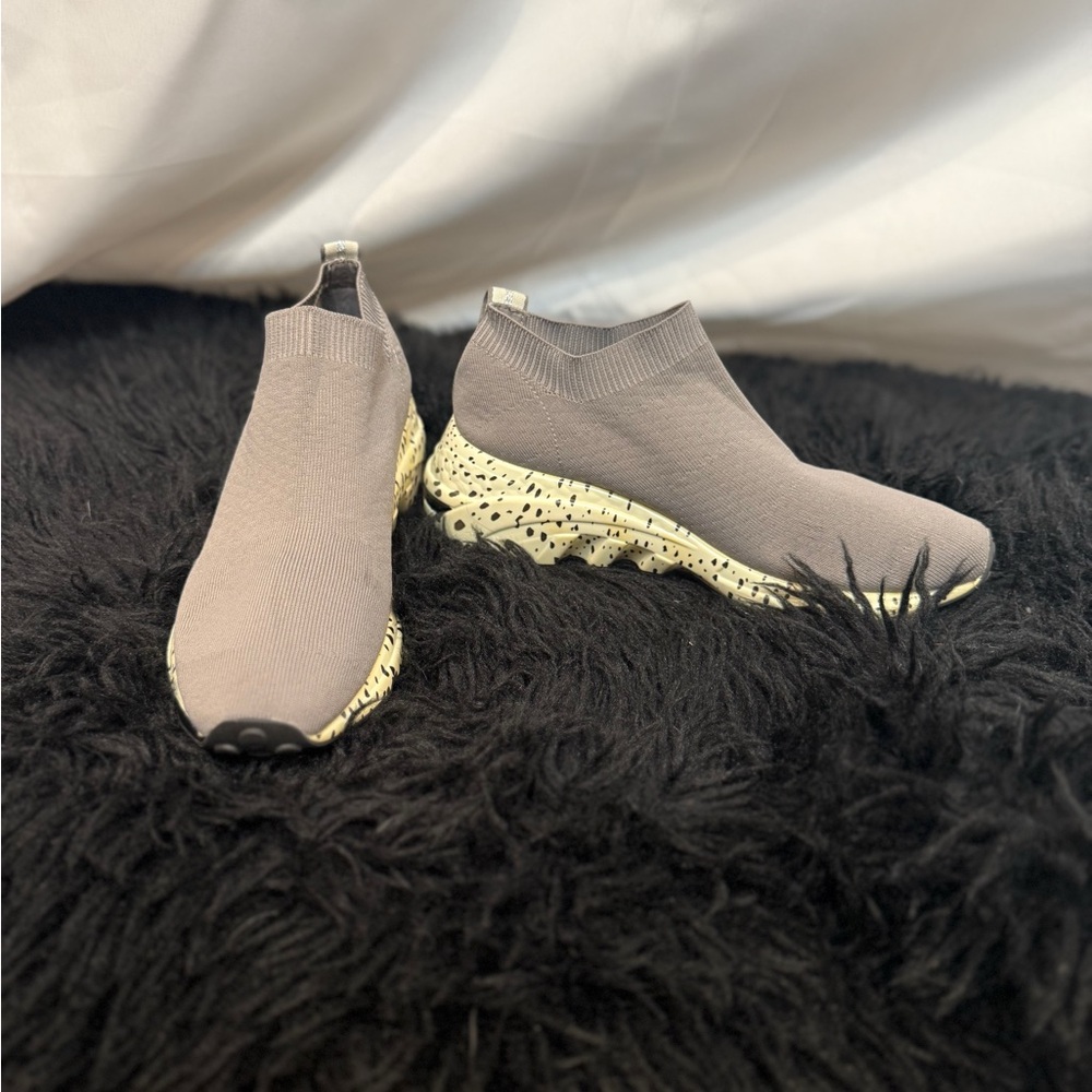Steve Madden Gray Cream Knit Slip-On Sneakers